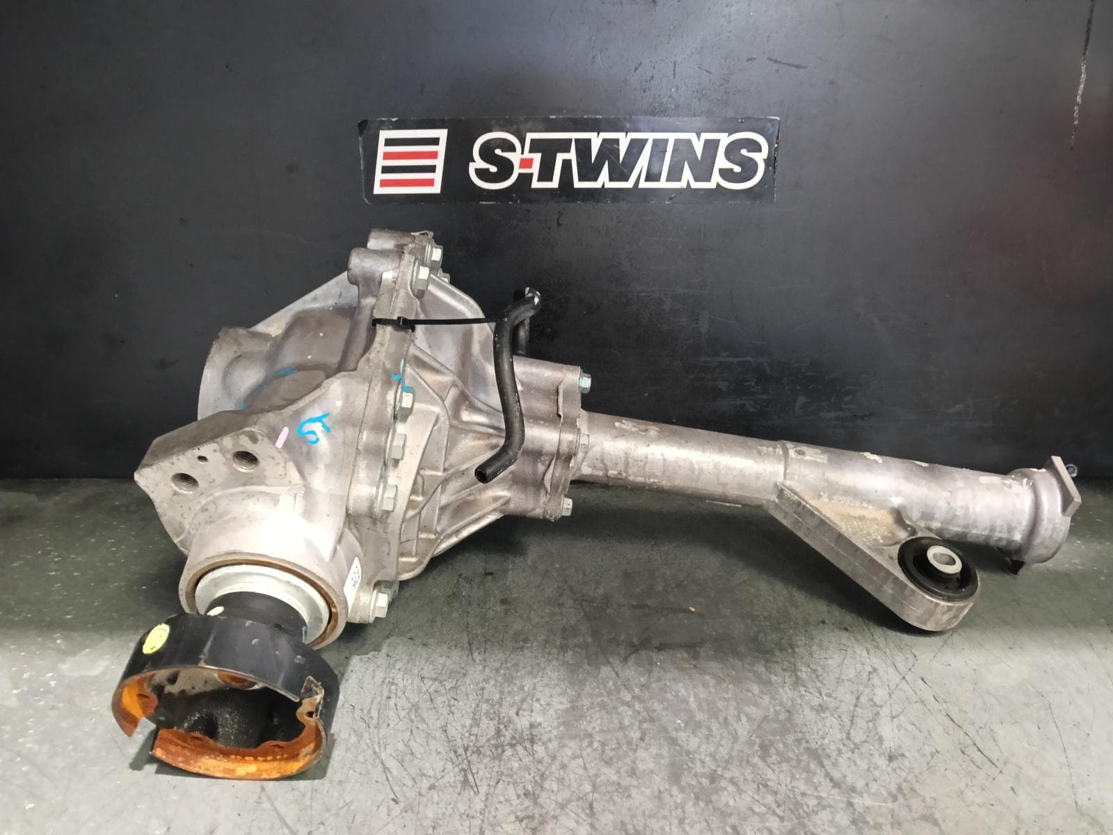 Used auto part listing image: 2024 VOLKSWAGEN AMAROK DIFFERENTIAL CENTRE FRONT, 3.0, DIESEL, DXWA CODE, AUTO T/M, 10 SPEED, AWD, NF, 12/22- 0000405717