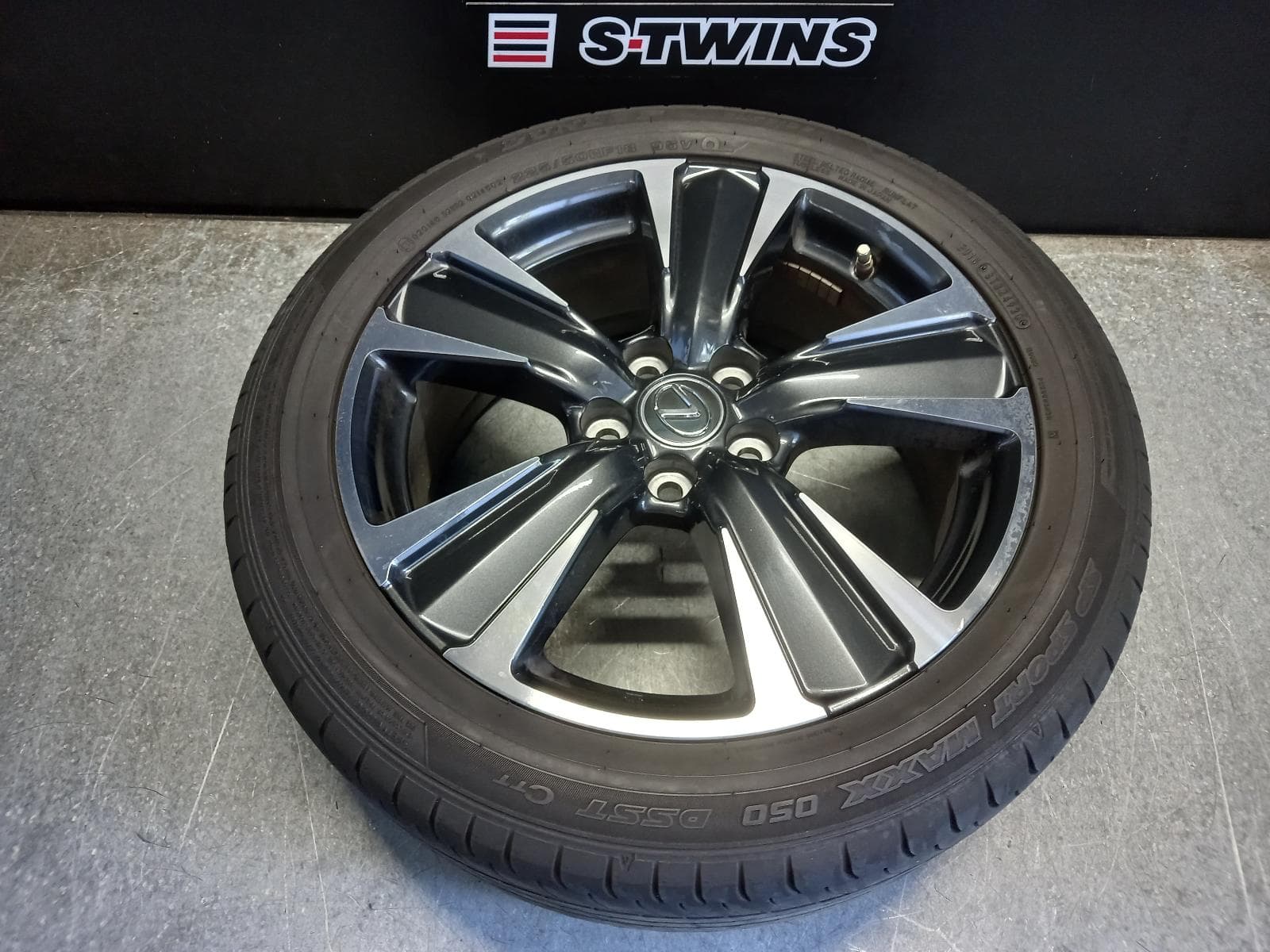 Used auto part listing image: 2021 LEXUS UX WHEEL MAG FACTORY, 18x7IN, 5 V SPOKE, GREY, X10, 10/18- 0000258775