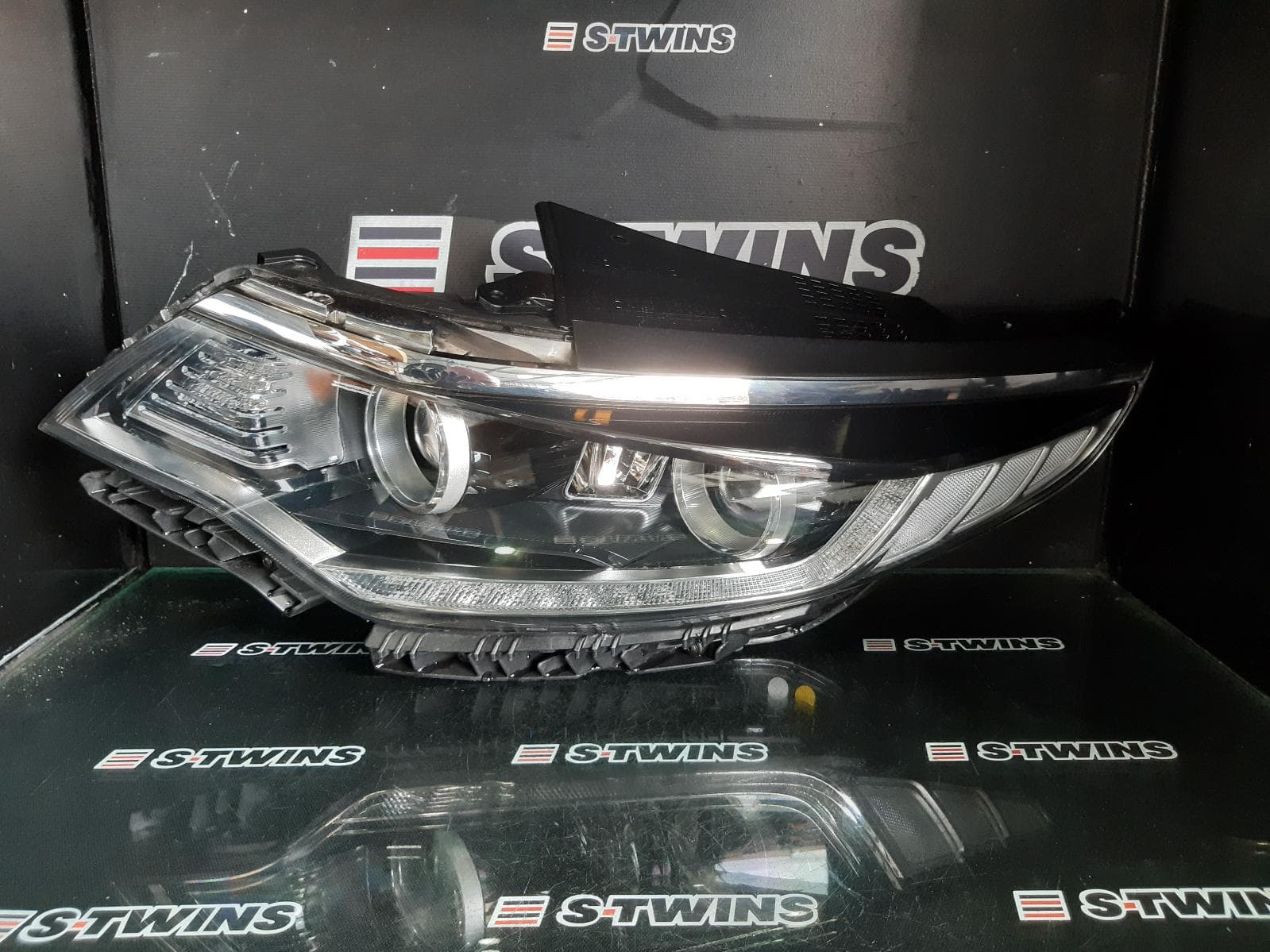 Used auto part listing image: 2017 KIA OPTIMA LEFT HEADLAMP JF, Si, 11/15-02/18 0000301536