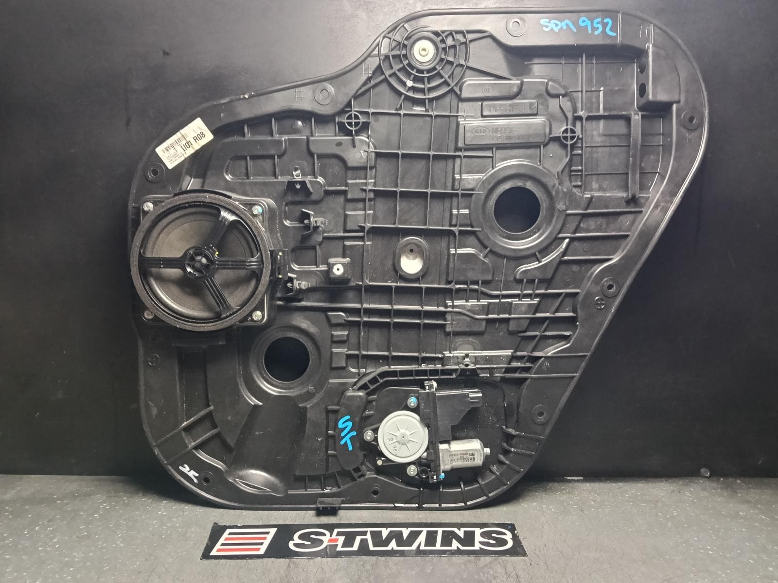 Used auto part listing image: 2017 KIA SORENTO RIGHT REAR WND REG MOTOR DOOR REG ASSY (REG AND MOTOR), 2 ROW 3 PIN, UM, 03/15-08/17 0000408577