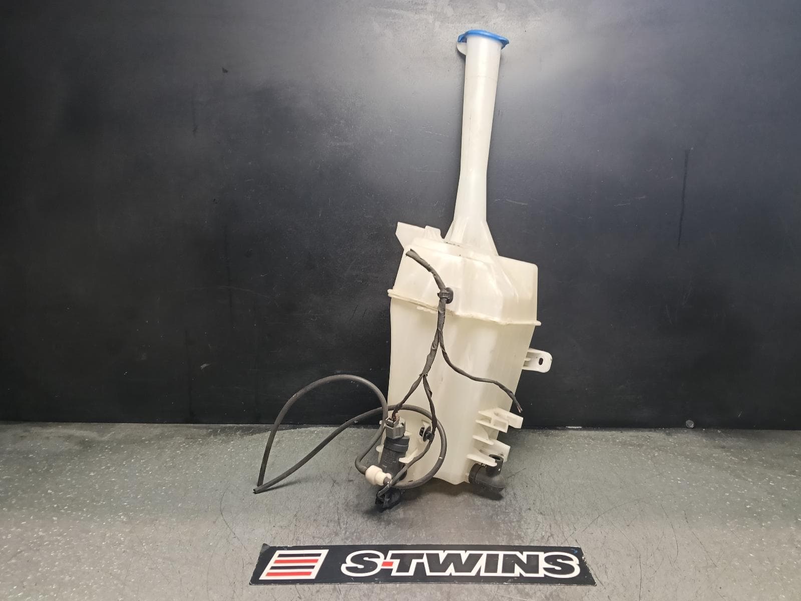 Used auto part listing image: 2017 KIA SORENTO WASHER BOTTLE UM, HEADLAMP WASHER PUMP, 03/15-02/20 0000408583