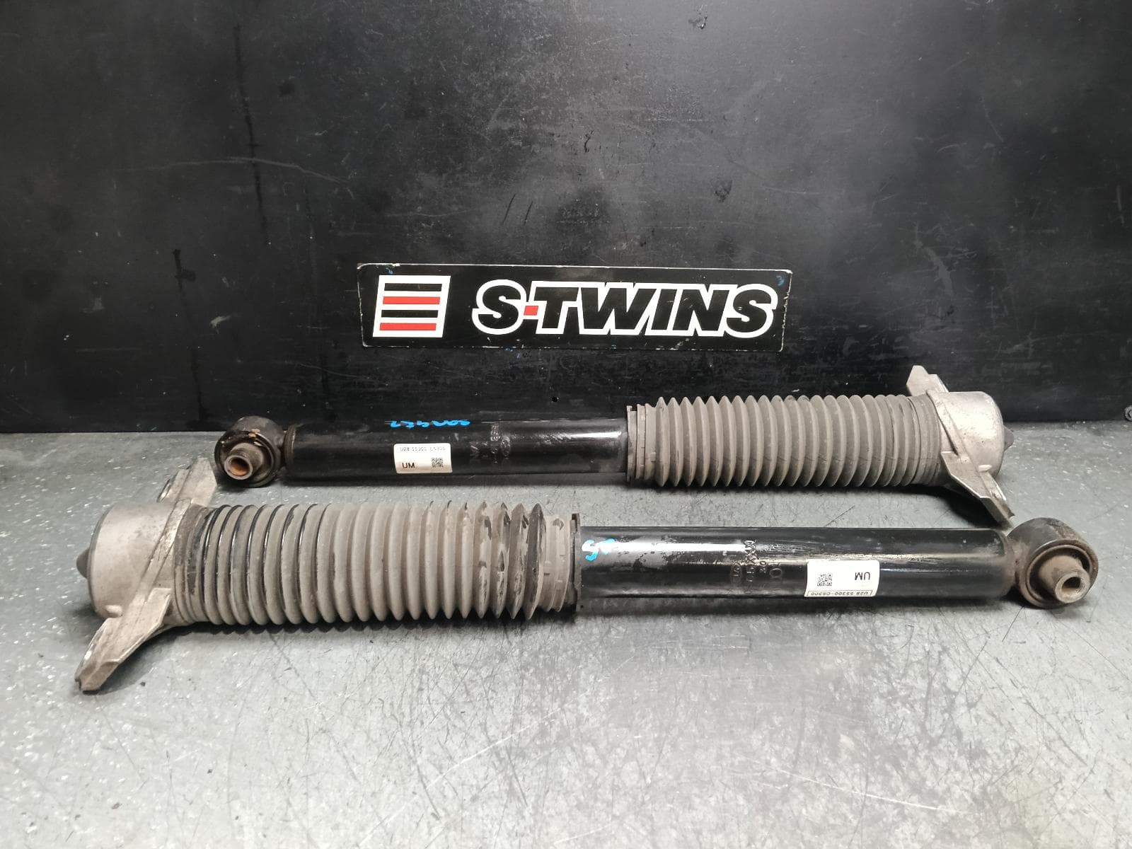 Used auto part listing image: 2017 KIA SORENTO SHOCK ABSORBER UM, REAR, PAIR, 03/15-02/20 0000408605