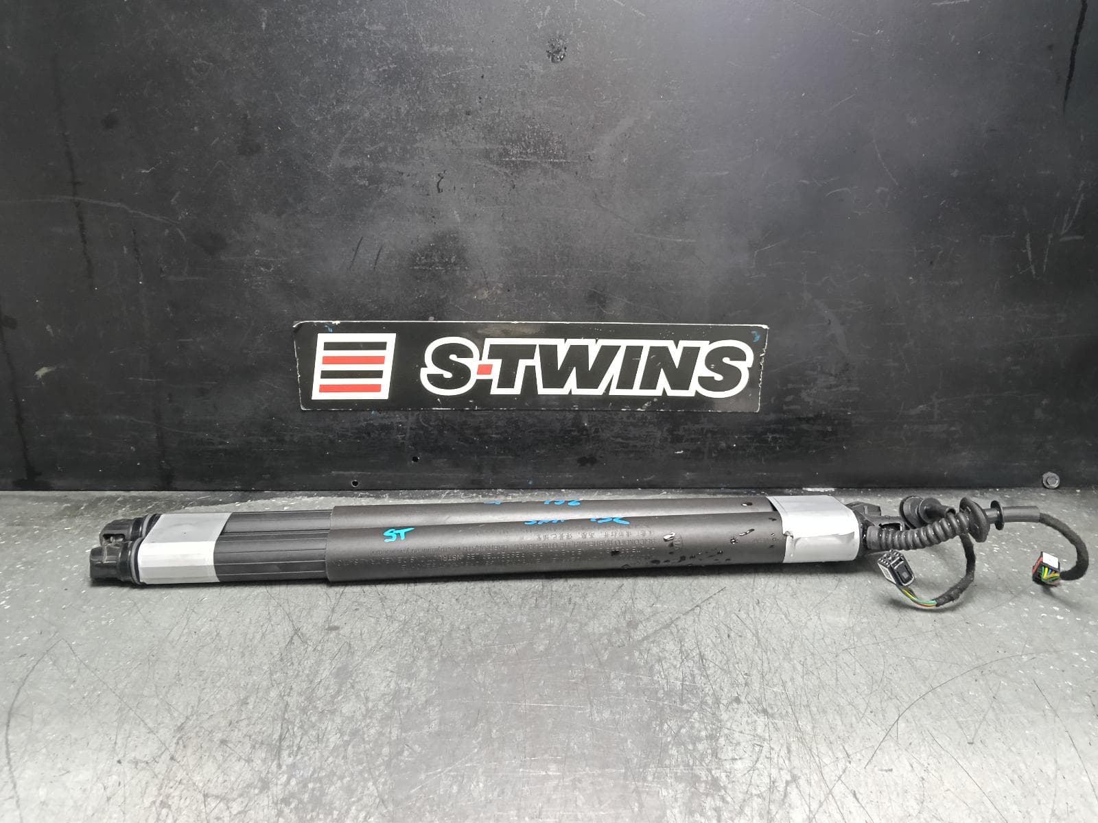 Used auto part listing image: 2017 KIA SORENTO HATCH STRUT TAILGATE STRUT (PAIR), POWER TAILGATE TYPE, UM, 03/15-02/20 0000408612