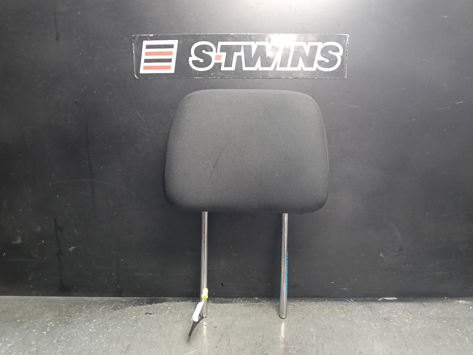 Used auto part listing image: 2015 JEEP GRANDCHEROKEE HEADREST RH FRONT, CLOTH, BLACK, WK, 10/10-02/22 0000413595