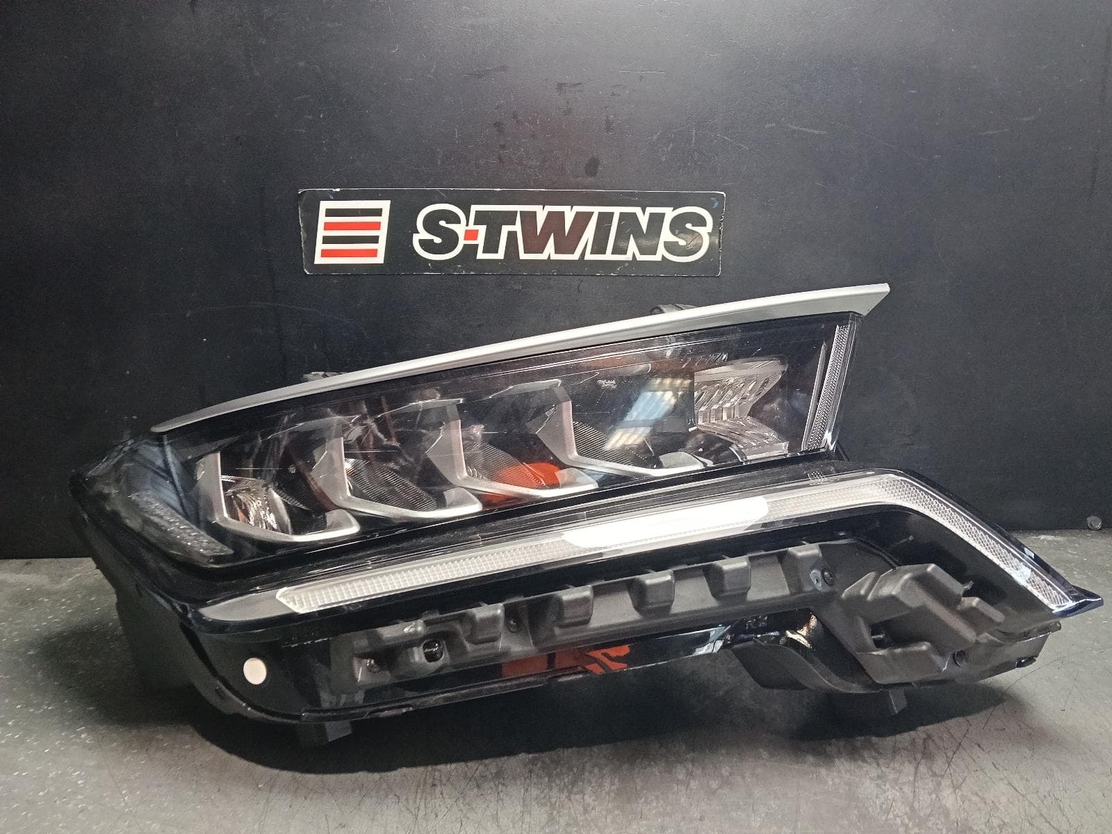 Used auto part listing image: 2022 KIA SORENTO RIGHT HEADLAMP MQ4, W/ LED TYPE, 02/20-09/23 0000411031