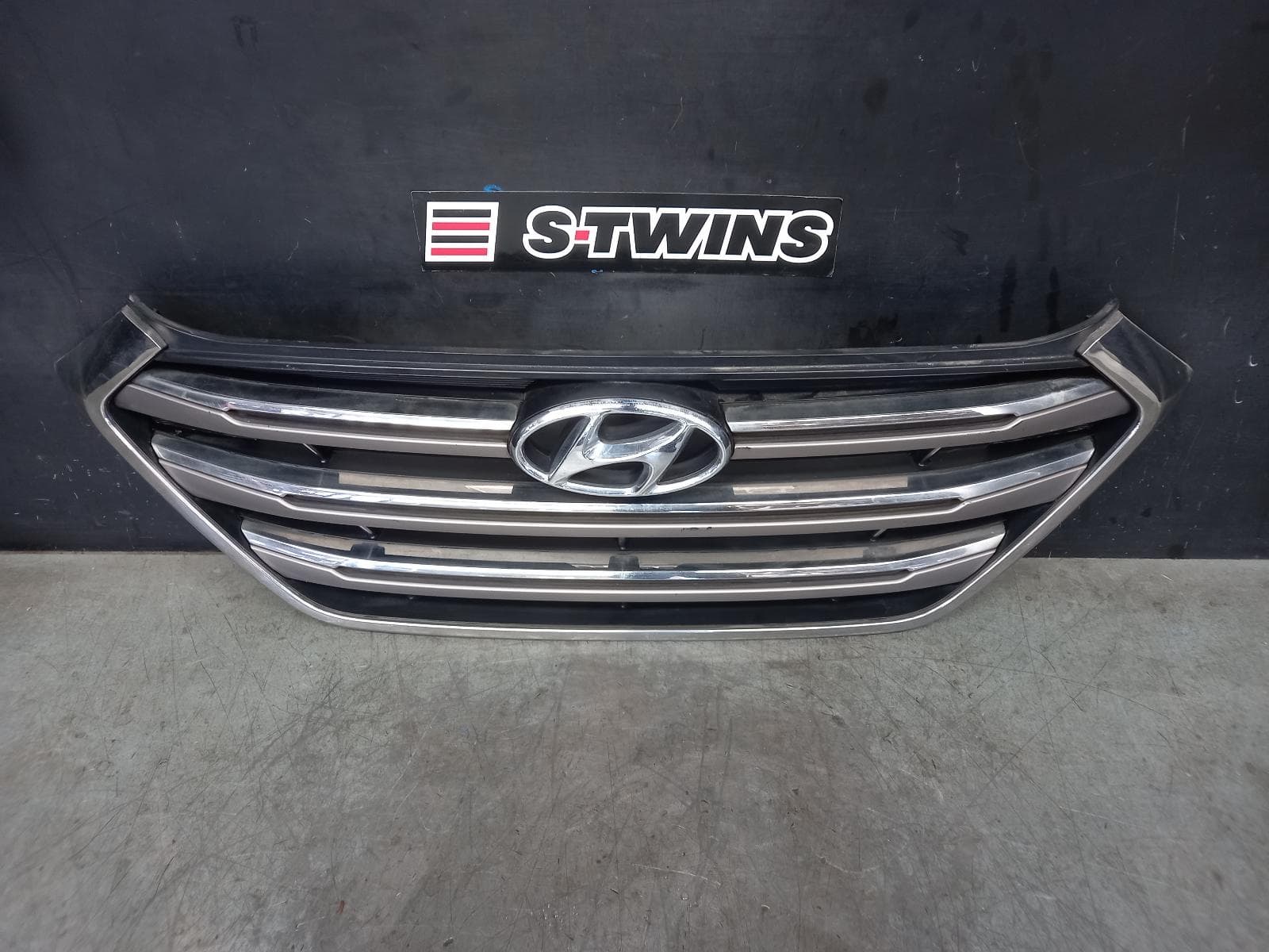 Used auto part listing image: 2017 HYUNDAI TUCSON GRILLE RADIATOR GRILLE, TL, ACTIVE X, 06/15-06/18 0000370688