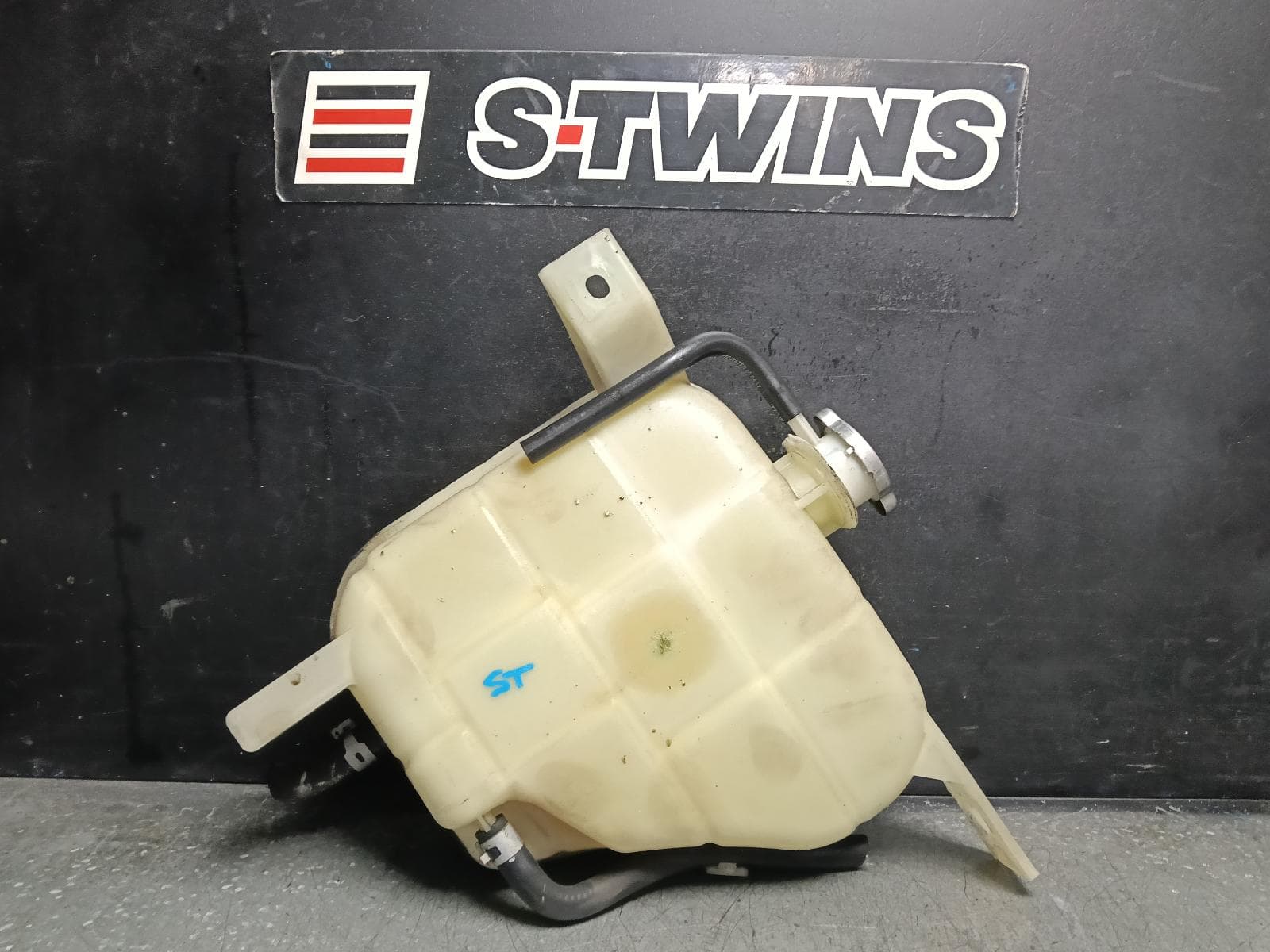 Used auto part listing image: 2018 NISSAN NAVARA OVERFLOW BOTTLE 2.3, DIESEL, NP300, 04/15-12/25 0000411552