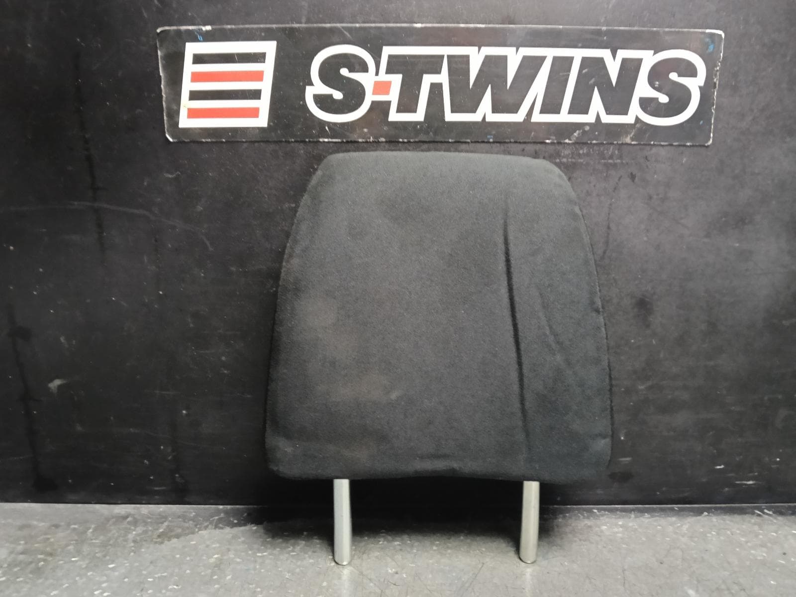 Used auto part listing image: 2018 NISSAN NAVARA HEADREST CENTRE REAR, CLOTH, BLACK, NP300, NON WARRIOR TYPE, 04/15-12/25 0000411544