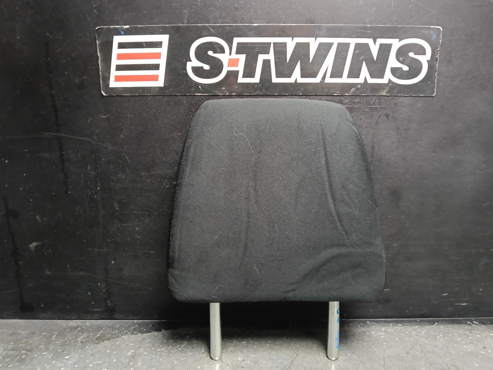 Used auto part listing image: 2018 NISSAN NAVARA HEADREST RH REAR, CLOTH, BLACK, NP300, NON WARRIOR TYPE, 04/15- 0000411545