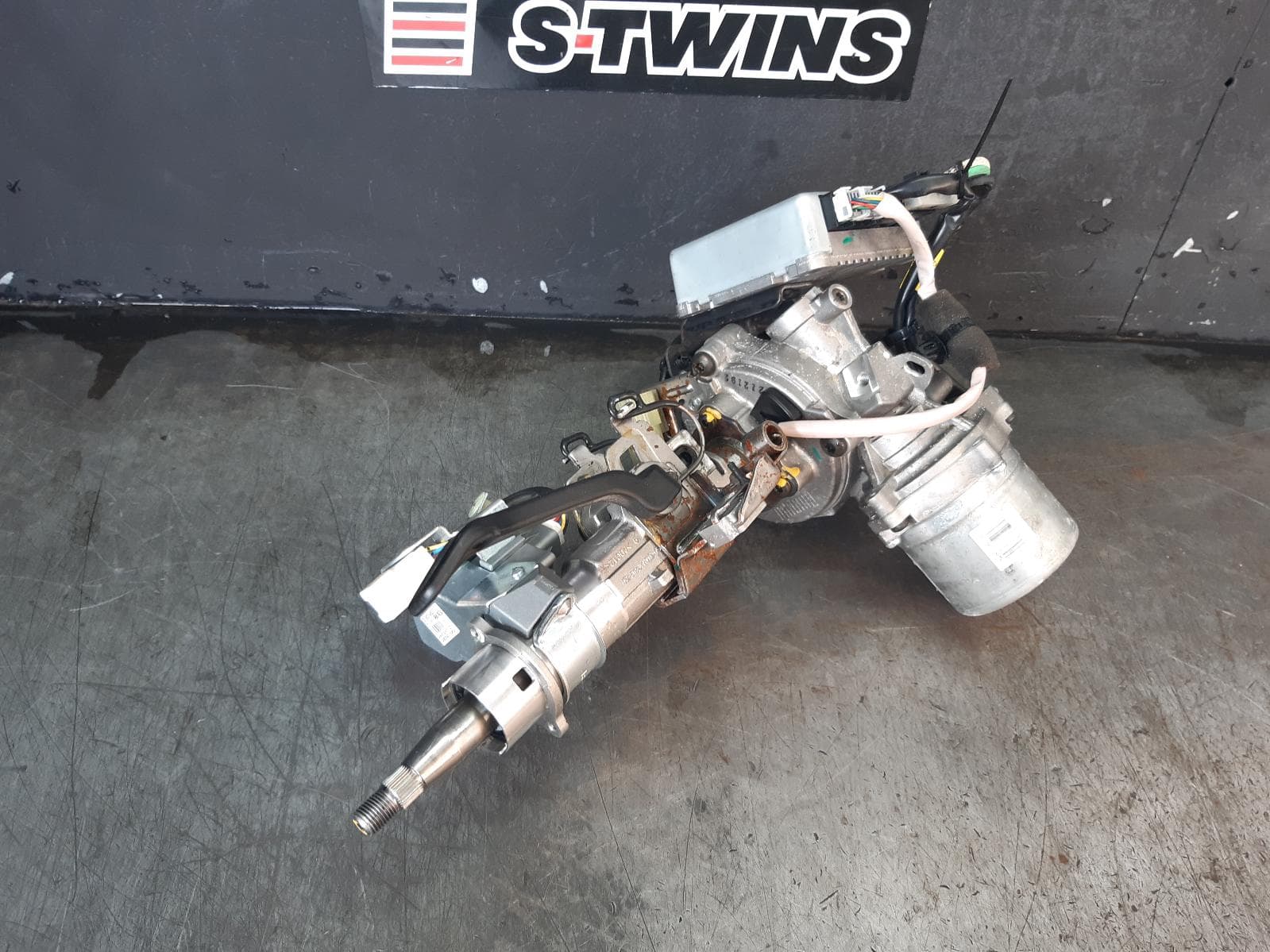 Used auto part listing image: 2012 HYUNDAI I30 STEERING COLUMN KM VIN TYPE, W/ KEY START TYPE, P/N 56310A5700, GD, 03/12-04/17 0000331306