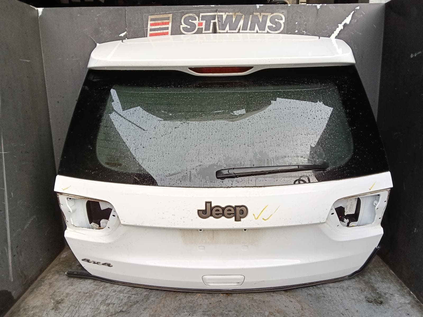 Used auto part listing image: 2017 JEEP GRANDCHEROKEE BOOTLID TAILGATE TAILGATE, WK, W/ REVERSE CAMERA TYPE, 04/13-02/22 0000407094