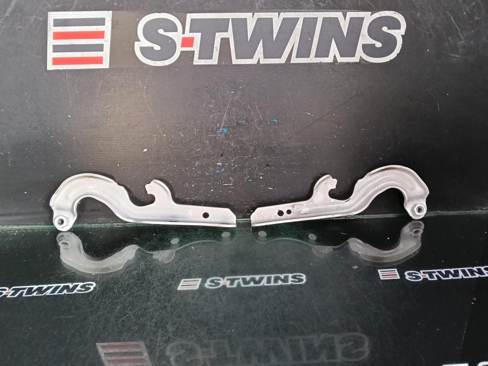 Used auto part listing image: 2017 JEEP GRANDCHEROKEE BONNET HINGE STRUT HINGES (PAIR), WK, 10/10-02/22 0000407265