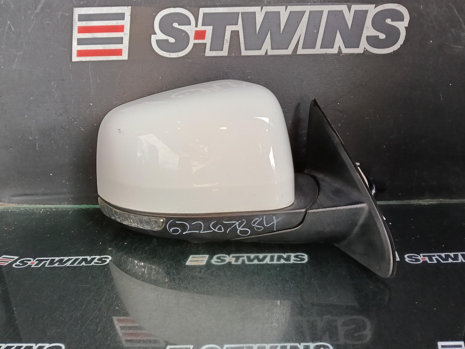 Used auto part listing image: 2017 JEEP GRANDCHEROKEE RIGHT DOOR MIRROR W/ MEMORY, AUTO DIM, NON BLIND SPOT, PUDDLE, COLOUR CODED, WK, 01/17-02/22 0000407266