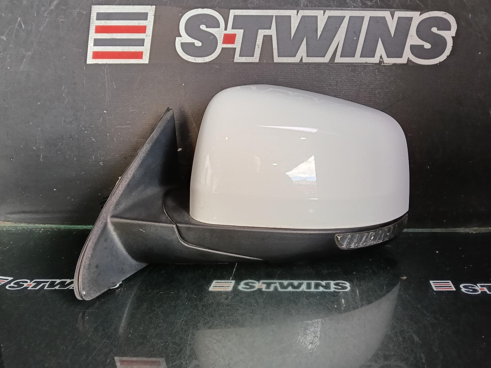 Used auto part listing image: 2017 JEEP GRANDCHEROKEE LEFT DOOR MIRROR W/ MEMORY, AUTO DIM, NON BLIND SPOT, PUDDLE, COLOUR CODED, WK, 01/17-02/22 0000407267