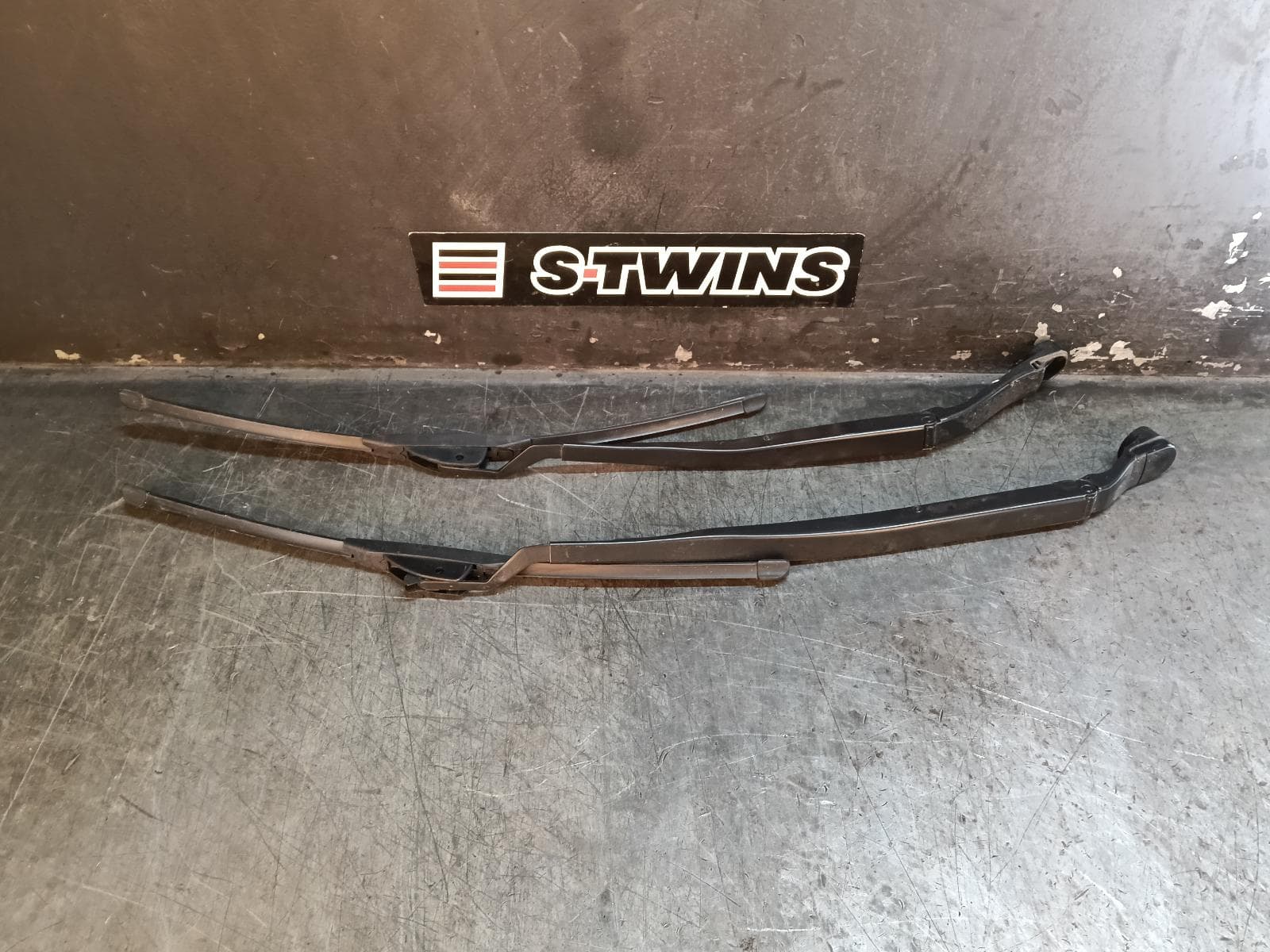 Used auto part listing image: 2017 JEEP GRANDCHEROKEE WIPER ARM FRONT (PAIR), WK, 10/10-02/22 0000407273