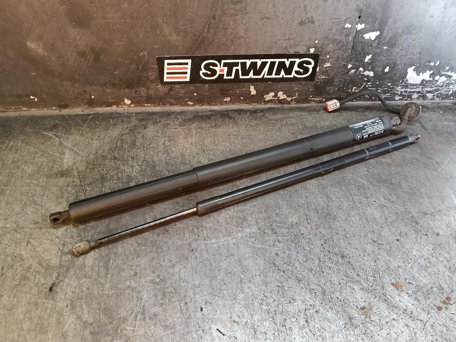 Used auto part listing image: 2017 JEEP GRANDCHEROKEE HATCH STRUT TAILGATE STRUT (PAIR), W/ POWER TAILGATE TYPE, WK, 04/13-02/22 0000407285