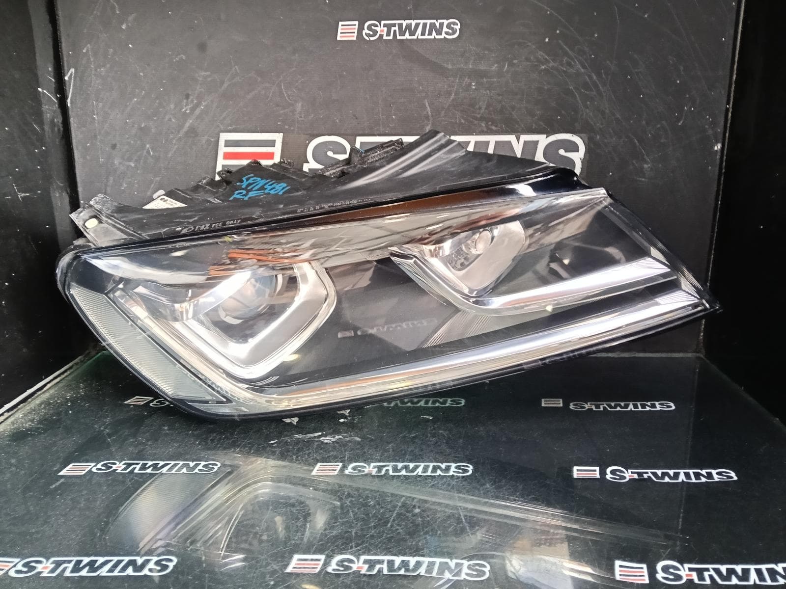 Used auto part listing image: 2016 VOLKSWAGEN TOUAREG RIGHT HEADLAMP 7P, XENON, 08/14-04/18 0000396635