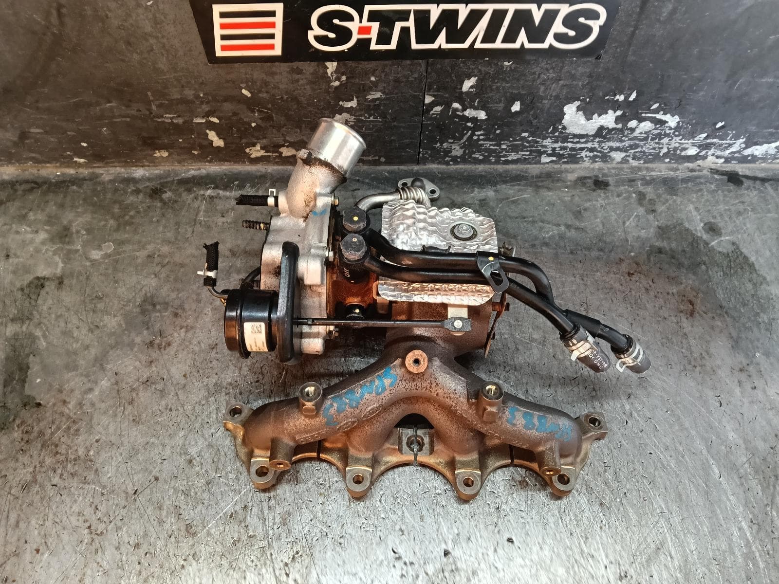Used auto part listing image: 2020 HYUNDAI I30 TURBOCHARGER TURBO W/ MANIFOLD ASSY, PETROL, 1.6, G4FJ, PD, HATCH (S. KOREA VIN KMHH), 03/17-12/23 0000406553
