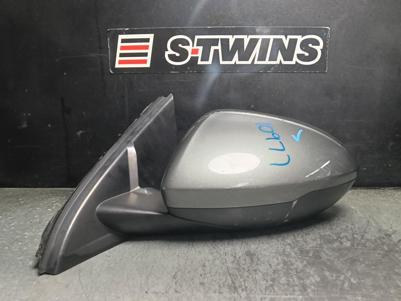 Used auto part listing image: 2019 HOLDEN COMMODORE LEFT DOOR MIRROR ZB, LT, MANUAL FOLDING, NON MEMORY TYPE, 10/17-12/20 0000411201