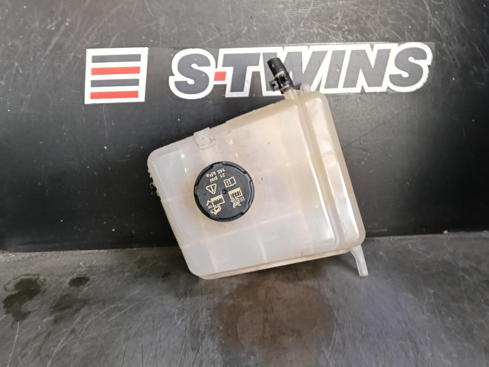 Used auto part listing image: 2021 LDV D90 OVERFLOW BOTTLE PETROL, 2.0, TURBO, SV9A, 11/17- 0000407686