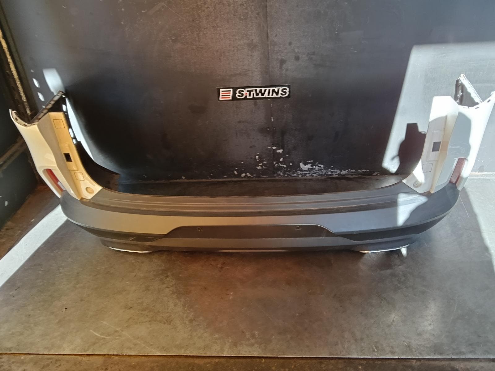 Used auto part listing image: 2021 LDV D90 REAR BUMPER BUMPER BAR (3 PIECE), SV9A, 11/17-04/24 0000407662