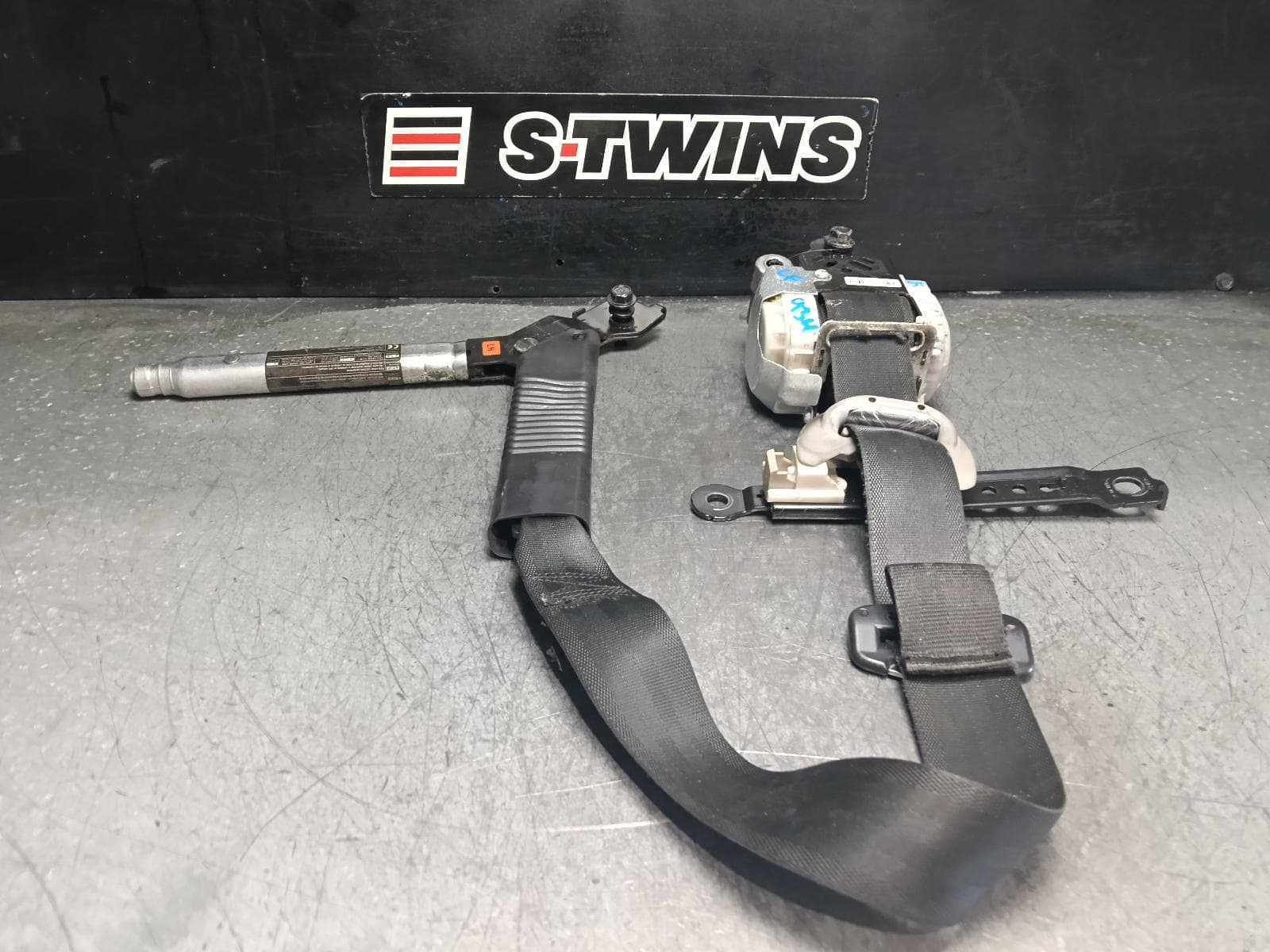 Used auto part listing image: 2015 HYUNDAI SANTA FE SEAT BELT STALK LH FRONT, SEAT BELT ONLY, DM, 06/12-02/18 0000407867