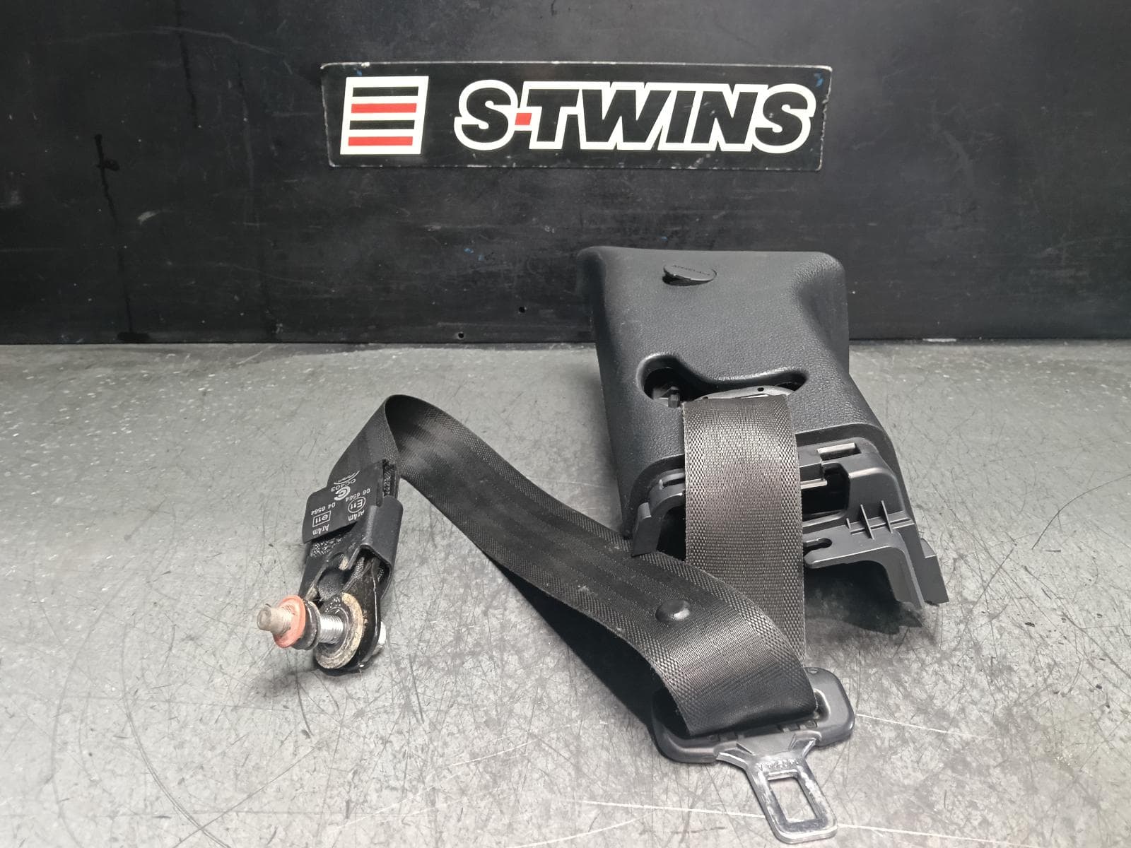 Used auto part listing image: 2015 HYUNDAI SANTA FE SEAT BELT STALK RH REAR 2ND ROW, SEAT BELT ONLY, DM, 06/12-02/18 0000407869