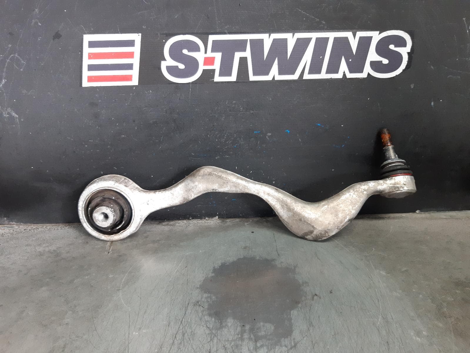 Used auto part listing image: 2010 BMW 3 SERIES LEFT FRONT LOWER CONTROL ARM FRONT (CURVED), RWD, E90/E91/E92/E93, 03/05-09/13 0000362009