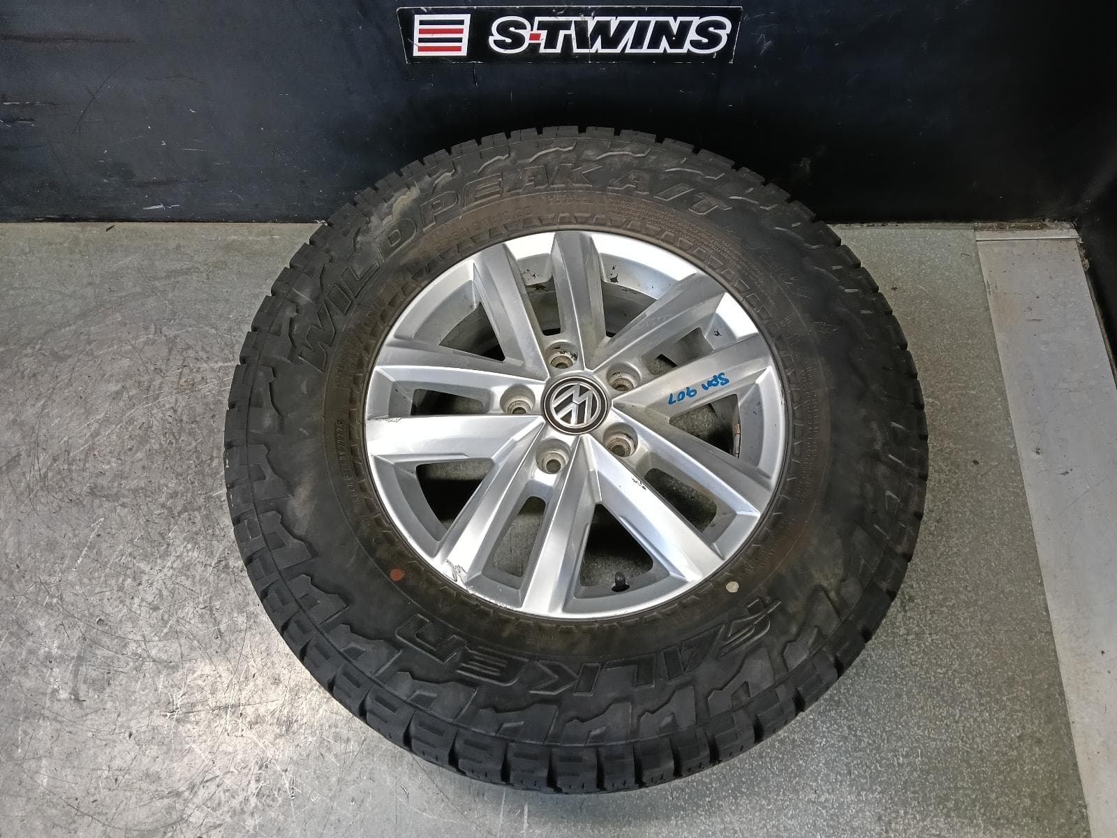 Used auto part listing image: 2021 VOLKSWAGEN AMAROK WHEEL MAG FACTORY, 16X6.5IN, KORAMA, 2H, 05/15-09/22 0000407885