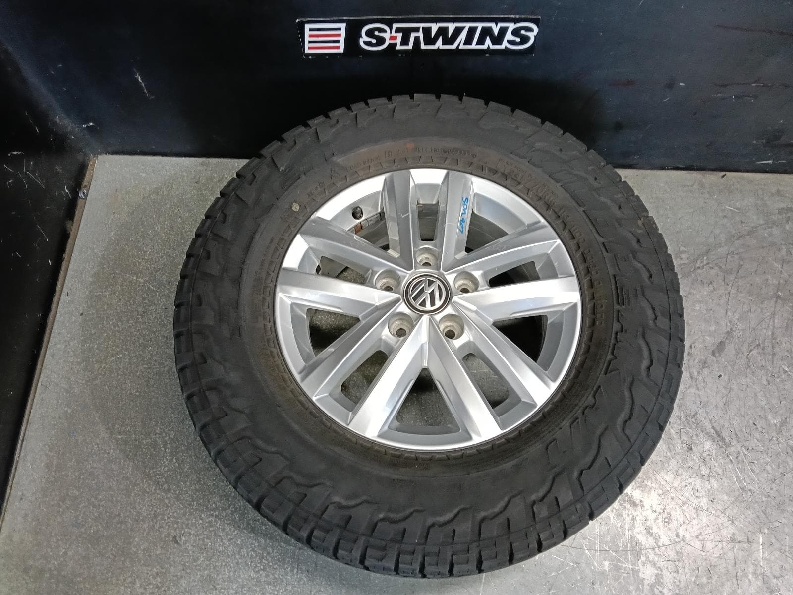 Used auto part listing image: 2021 VOLKSWAGEN AMAROK WHEEL MAG FACTORY, 16X6.5IN, KORAMA, 2H, 05/15-09/22 0000407886