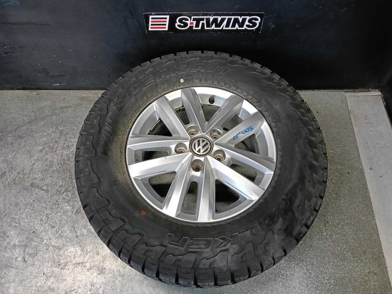 Used auto part listing image: 2021 VOLKSWAGEN AMAROK WHEEL MAG FACTORY, 16X6.5IN, KORAMA, 2H, 05/15-09/22 0000407888