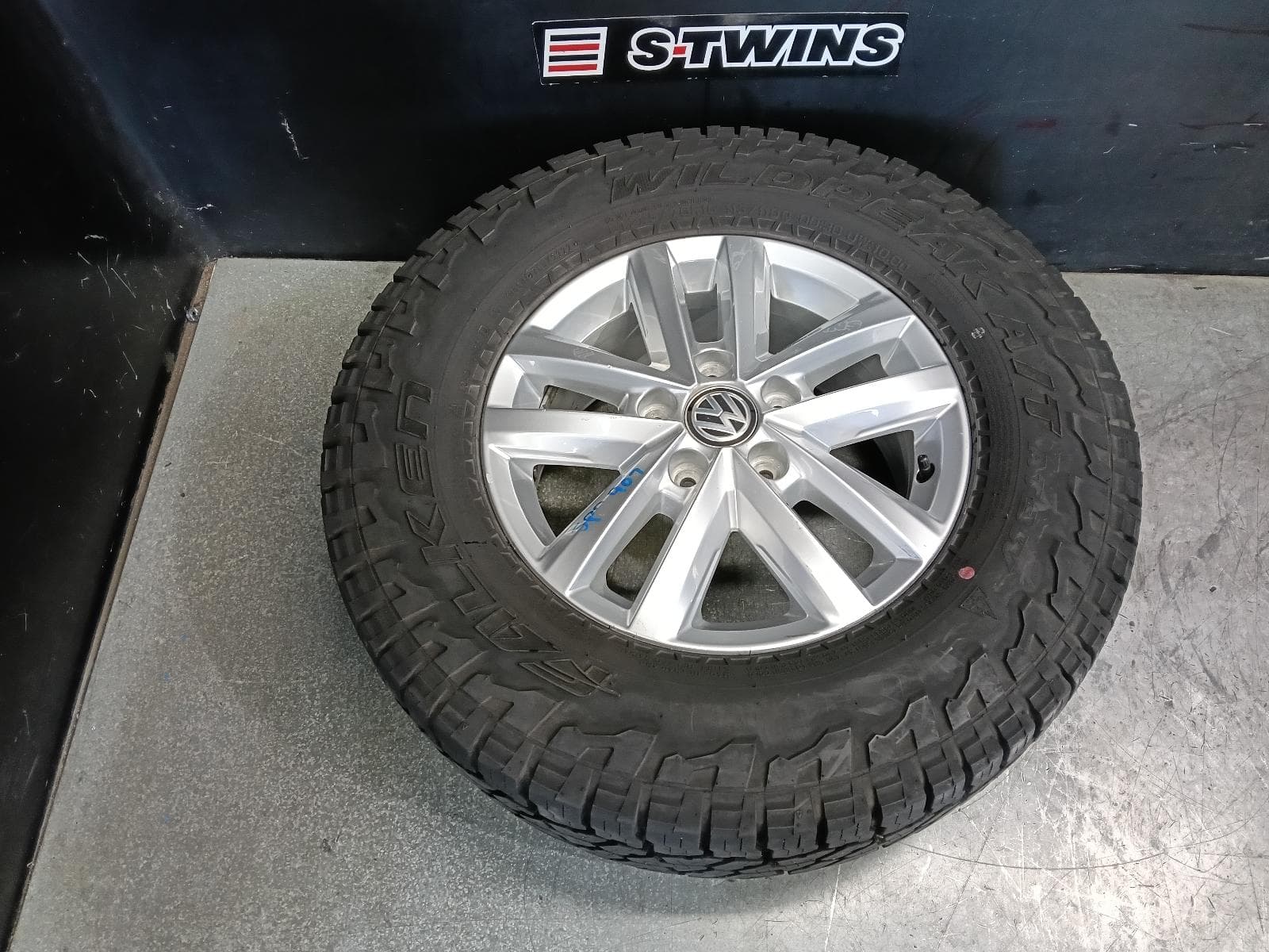 Used auto part listing image: 2021 VOLKSWAGEN AMAROK WHEEL MAG FACTORY, 16X6.5IN, KORAMA, 2H, 05/15-09/22 0000407887