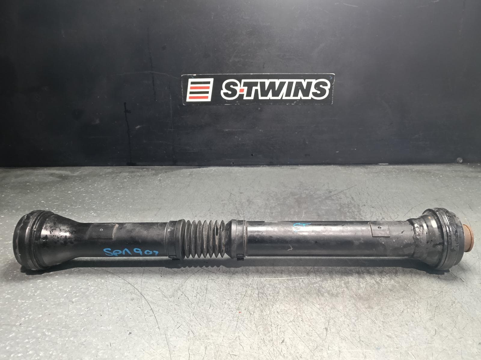 Used auto part listing image: 2021 VOLKSWAGEN AMAROK FRONT PROP SHAFT DUAL CAB, AUTO T/M, 4WD, 2H, 10/10-09/22 0000407849