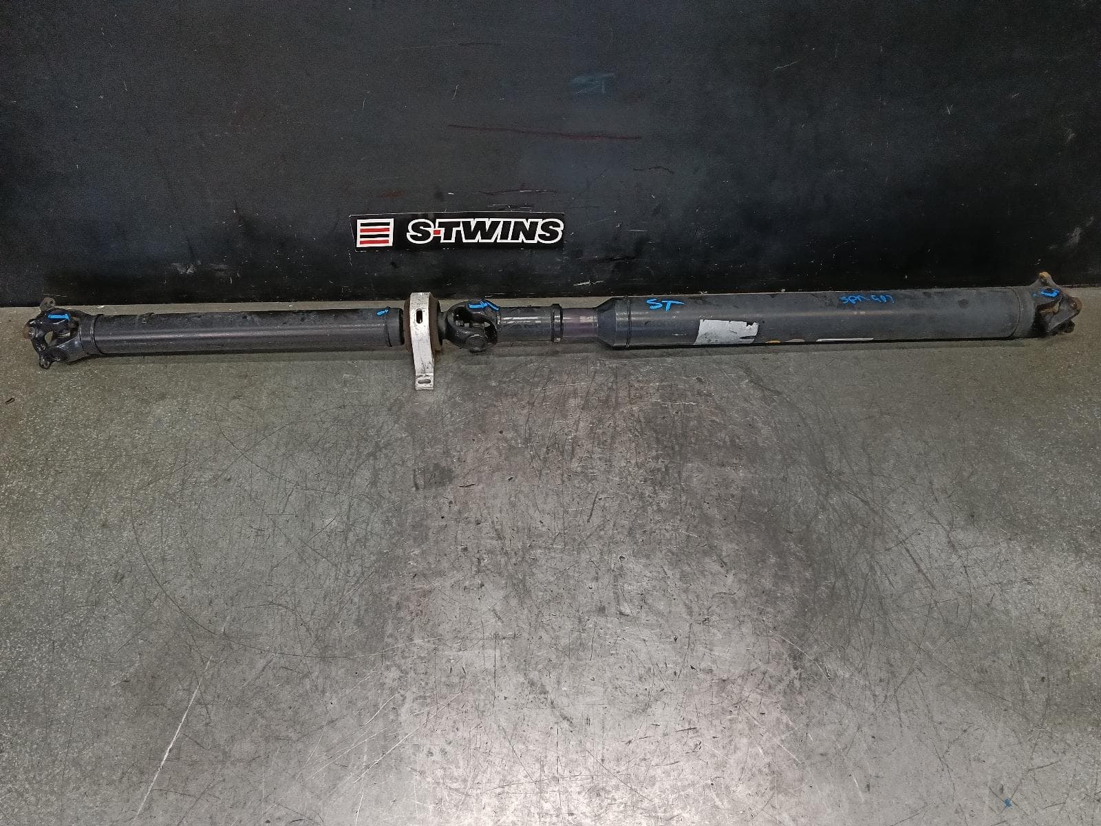 Used auto part listing image: 2021 VOLKSWAGEN AMAROK REAR PROP SHAFT AUTO/MANUAL T/M, 4WD, 1690mm, 2H, 10/10-09/22 0000407832