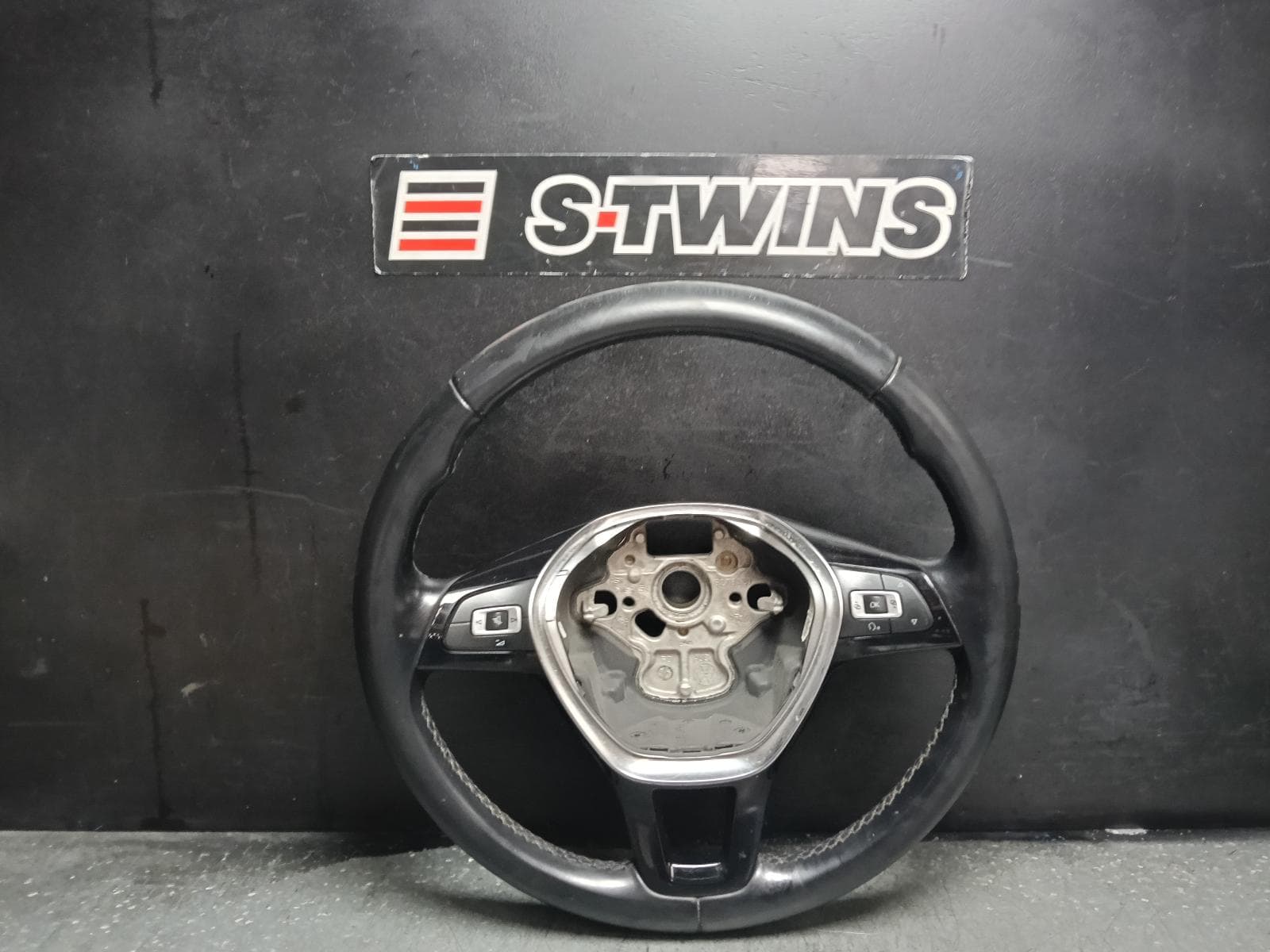 Used auto part listing image: 2021 VOLKSWAGEN AMAROK STEERING WHEEL LEATHER, 2H, MULTI-FUNCTION TYPE (TWIN SWITCH), 11/16-09/22 0000408447