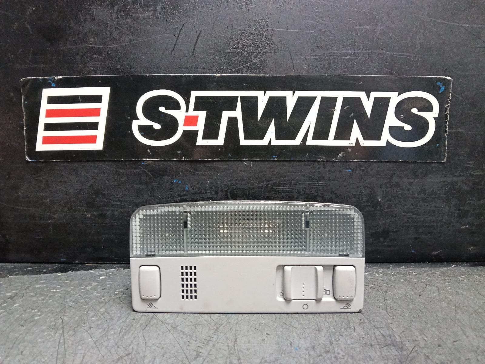 Used auto part listing image: 2021 VOLKSWAGEN AMAROK COURTESY LIGHT FRONT, 3 SWITCH TYPE, 2H, 10/10-09/22 0000408448