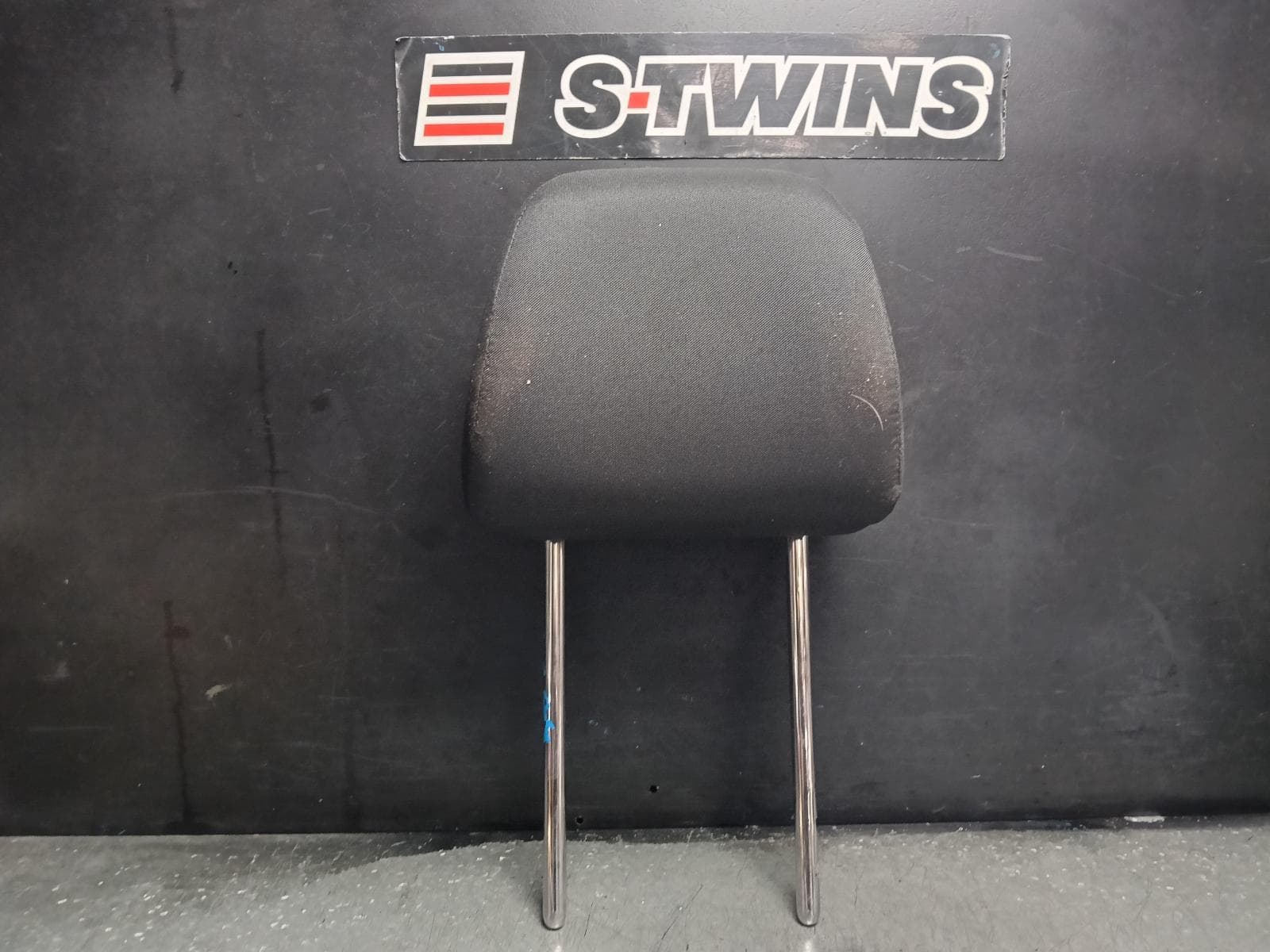 Used auto part listing image: 2021 VOLKSWAGEN AMAROK HEADREST 2H, RH FRONT, CLOTH, 10/10-09/22 0000408451
