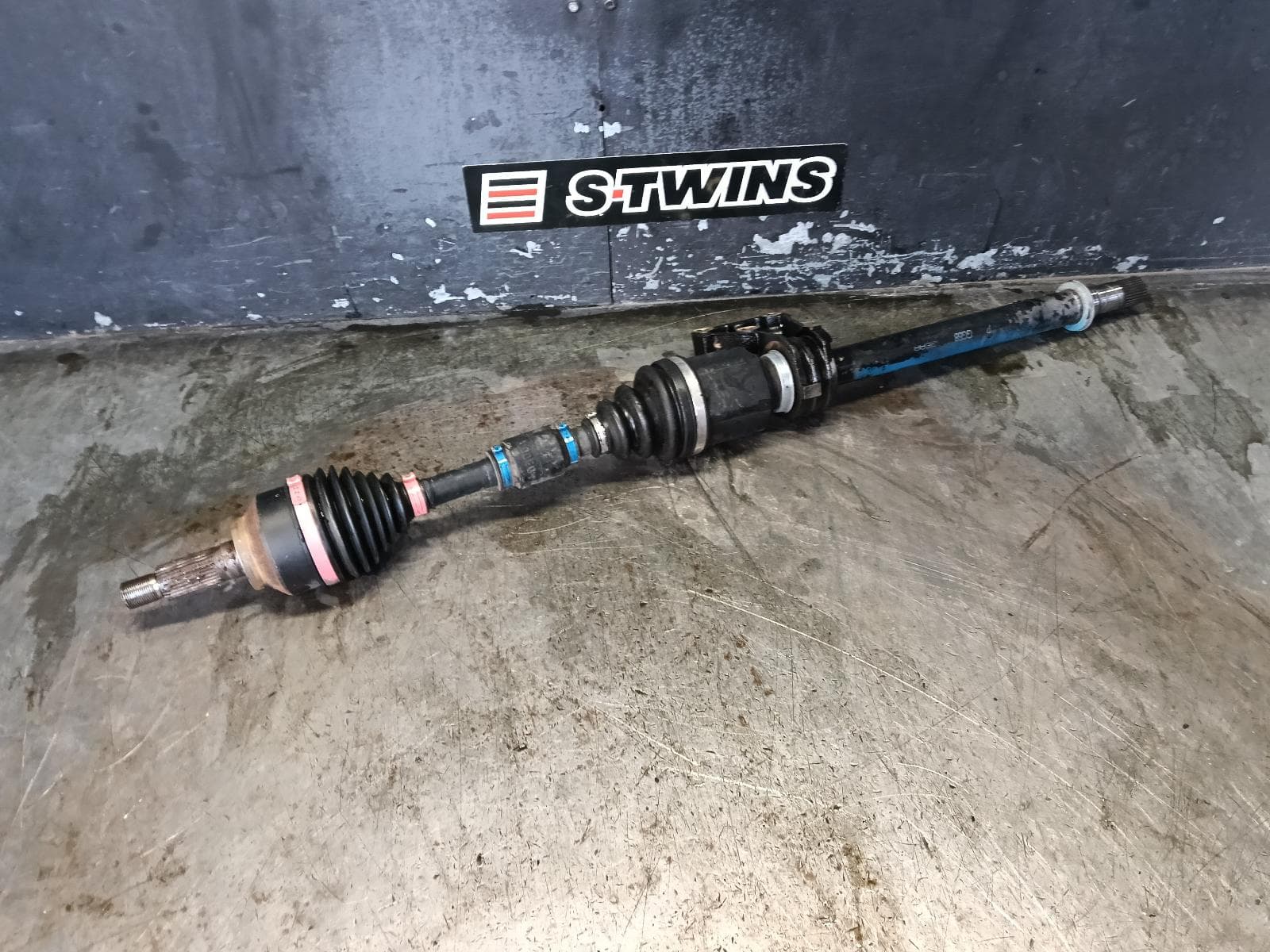 Used auto part listing image: 2012 MAZDA 3 RIGHT DRIVESHAFT AUTO T/M, PETROL, 2.5, SP25, FRONT, BL, 04/09-10/13 0000399220