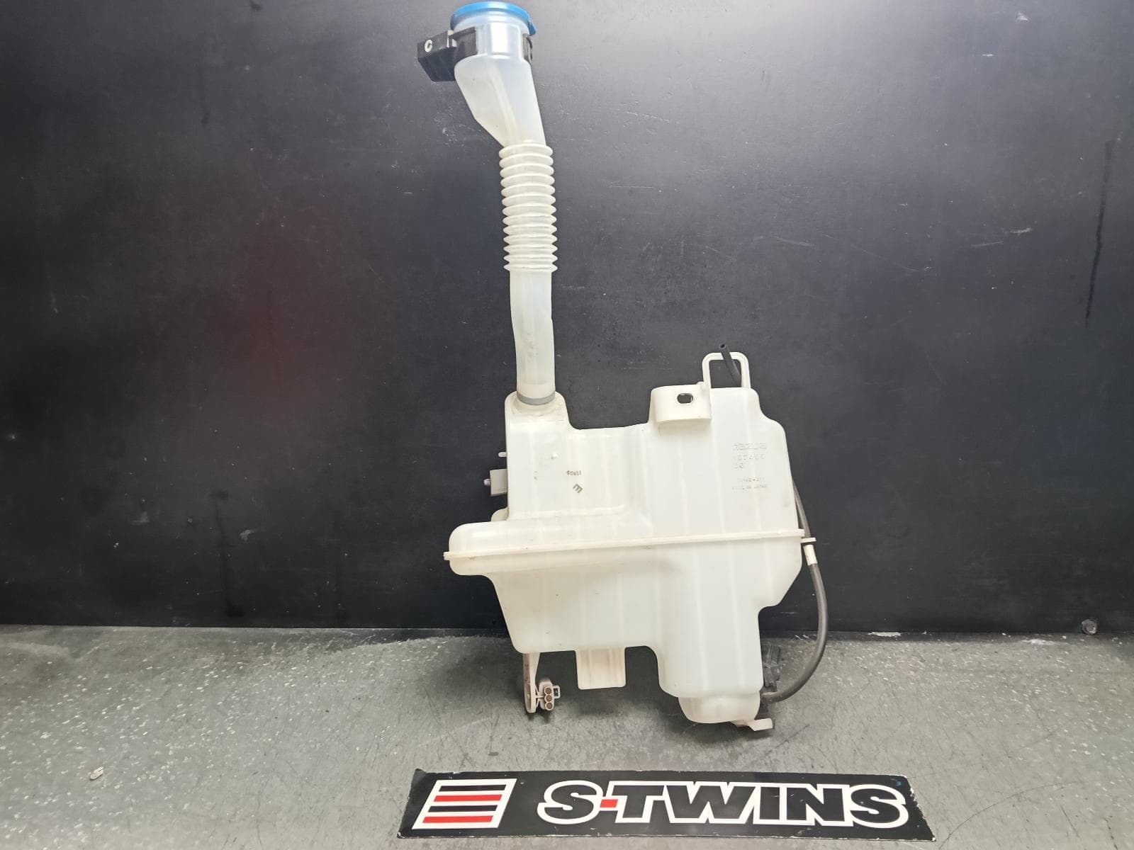 Used auto part listing image: 2015 MAZDA 3 WASHER BOTTLE BM, NON H/LAMP WASHER TYPE, 11/13-05/16 0000412527