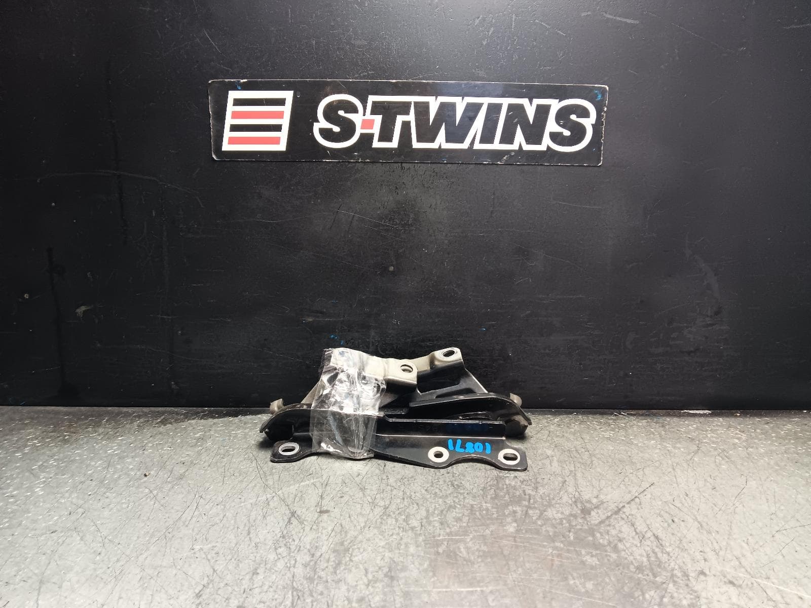 Used auto part listing image: 2015 MAZDA 3 BONNET HINGE STRUT HINGES (PAIR), BM-BN, 11/13-02/19 0000412529