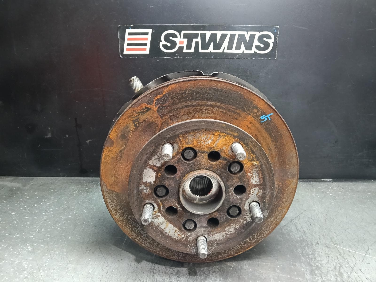 Used auto part listing image: 2024 FORD TRANSIT RIGHT FRONT HUB ASSEMBLY VO, FWD, SINGLE REAR WHEEL TYPE, 05/19- 0000412510