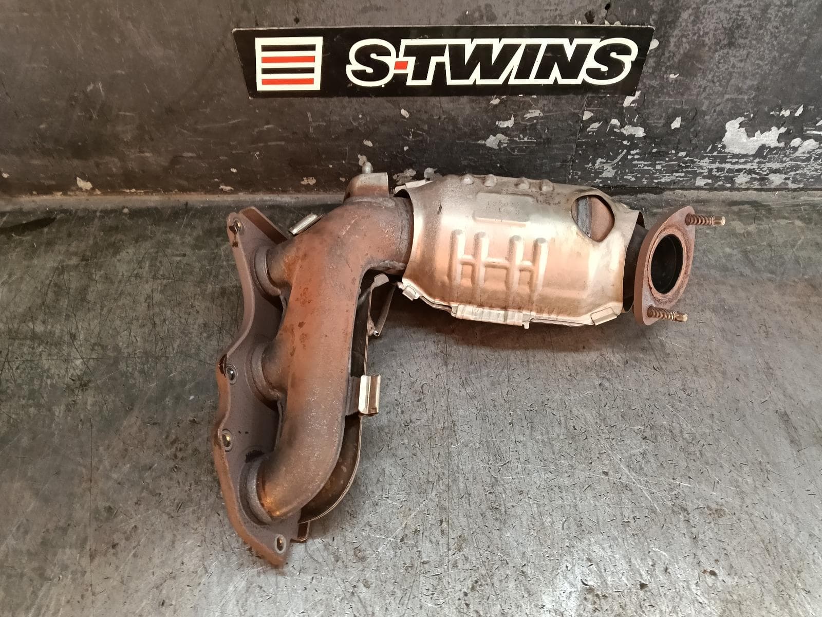 Used auto part listing image: 2012 TOYOTA KLUGER CATALYTIC CONVERTER MANIFOLD-CAT TYPE, 3.5, PETROL, REAR, GSU40/GSU45, 07/10-02/14 0000407795