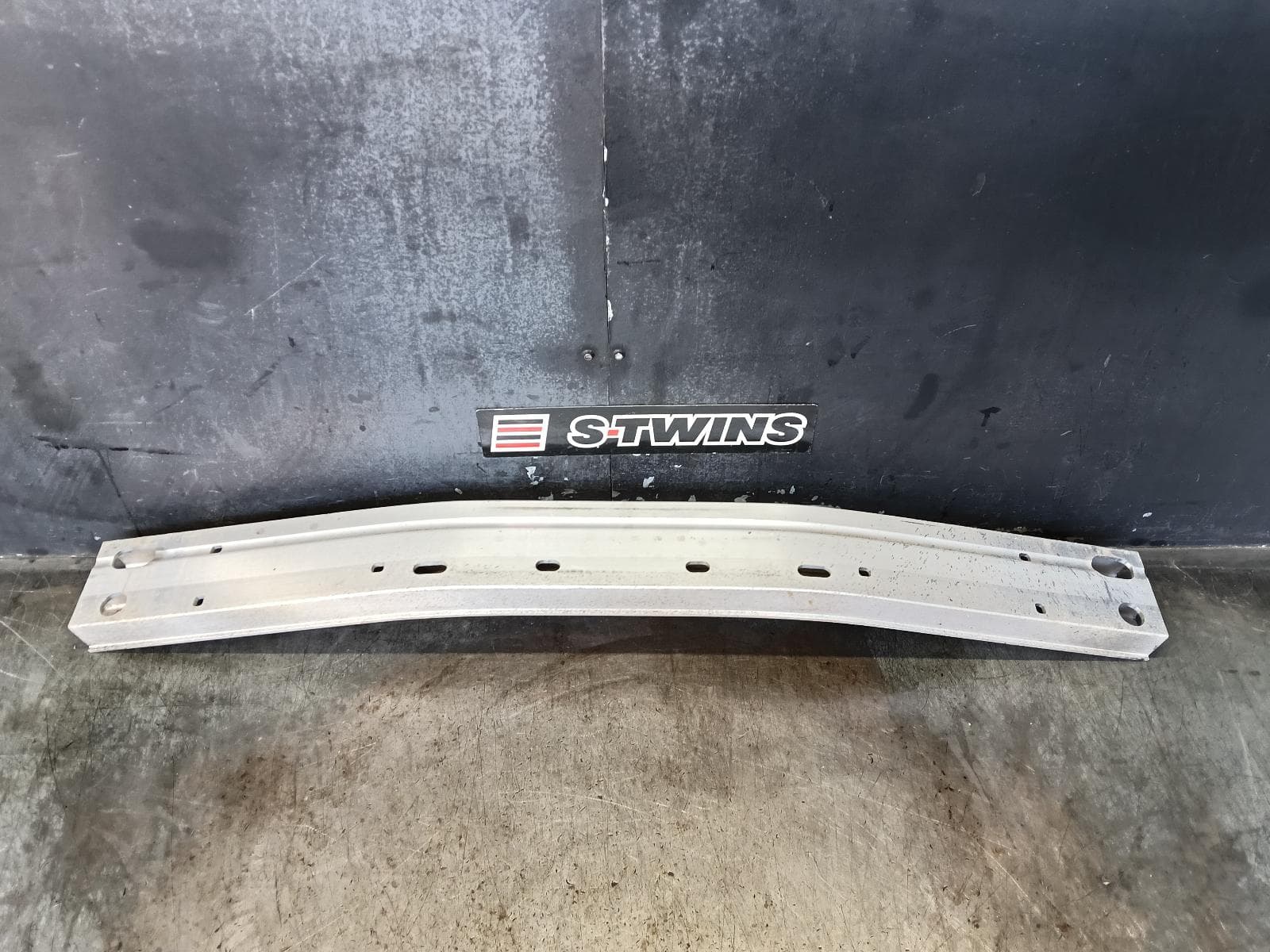 Used auto part listing image: 2012 TOYOTA KLUGER R BAR BRACKET REINFO REINFORCEMENT, GSU40-GSU45, 07/10-02/14 0000407808