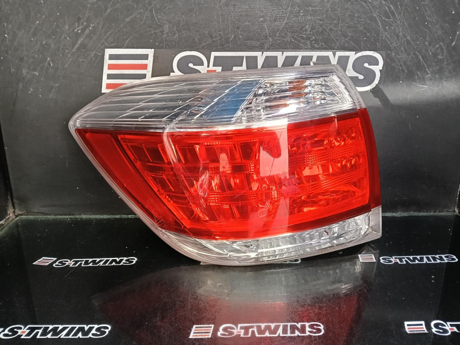 Used auto part listing image: 2012 TOYOTA KLUGER LEFT TAILLIGHT GSU40-GSU45, IN BODY, 07/10-02/14 0000407810