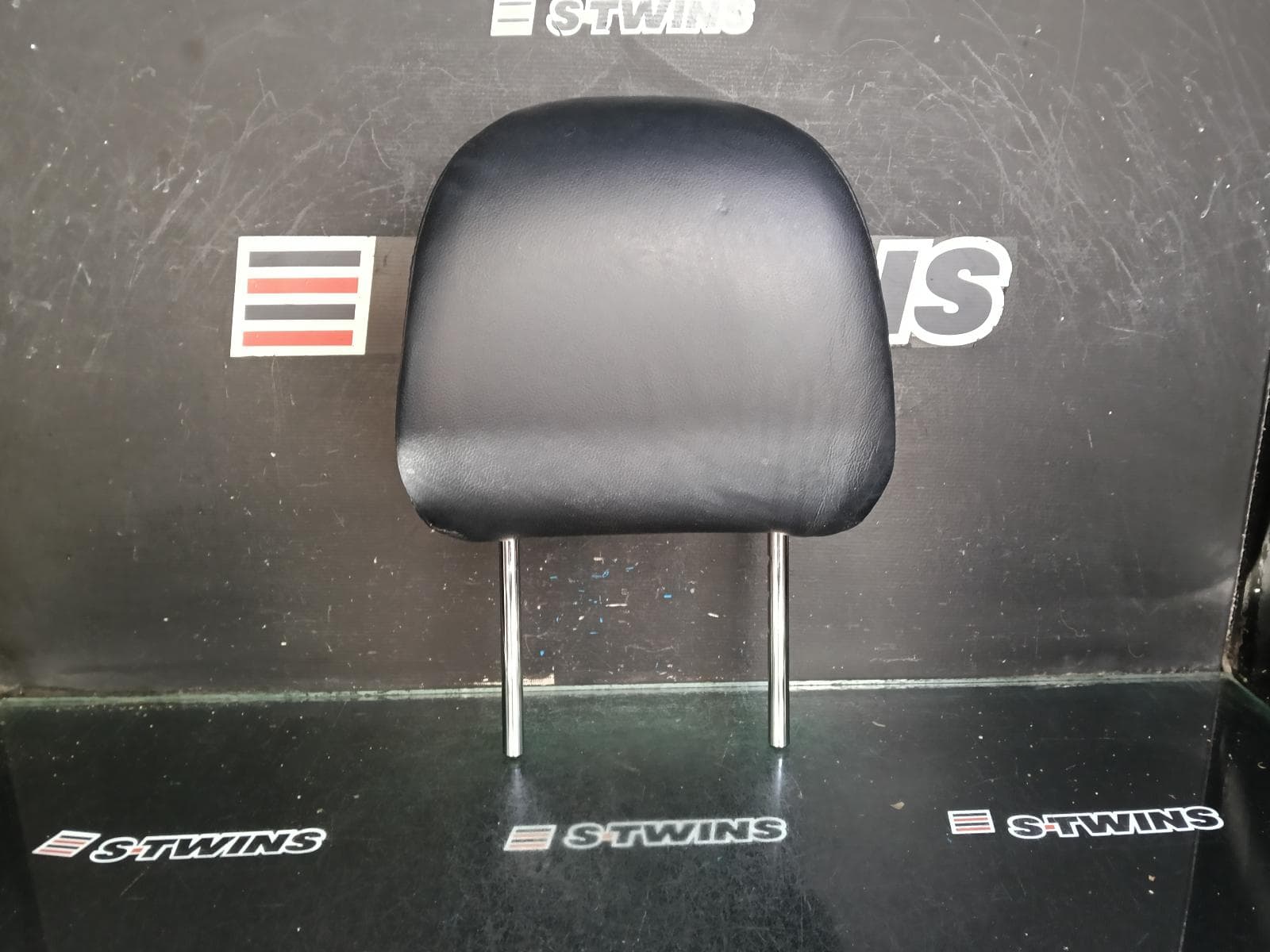 Used auto part listing image: 2012 TOYOTA KLUGER HEADREST RH FRONT, LEATHER, GSU40/GSU45, 05/07-02/14 0000408119