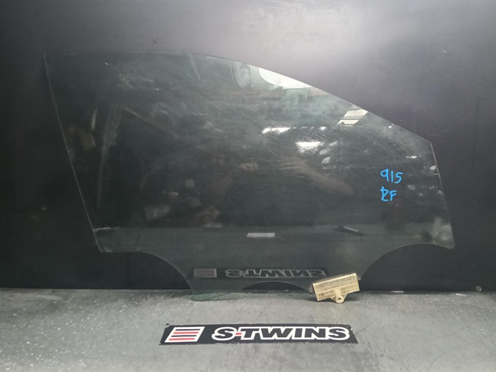 Used auto part listing image: 2014 HYUNDAI SANTA FE RIGHT FRONT DOOR WINDOW DM, 06/12-02/18 0000411859
