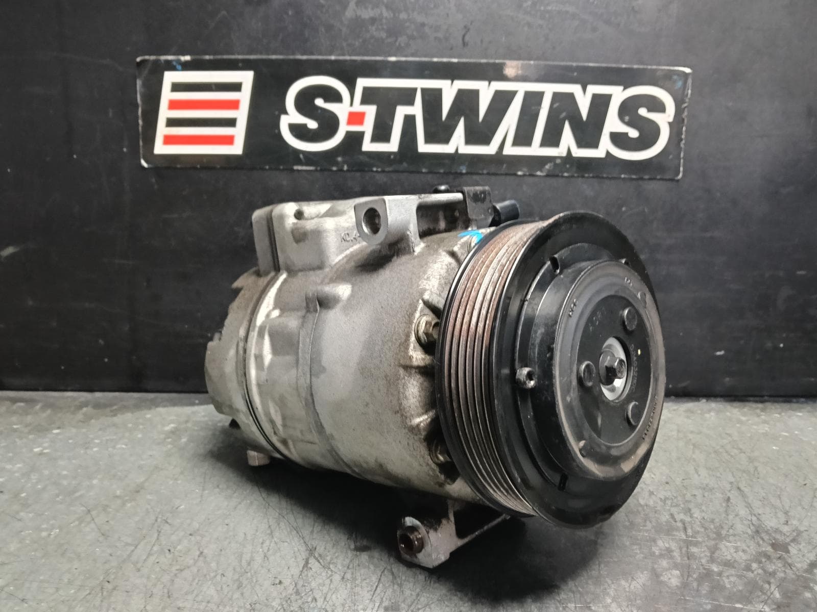 Used auto part listing image: 2014 HYUNDAI SANTA FE A C COMPRESSOR DM, 2.2, D4HB, DIESEL, 06/12-02/18 0000408115
