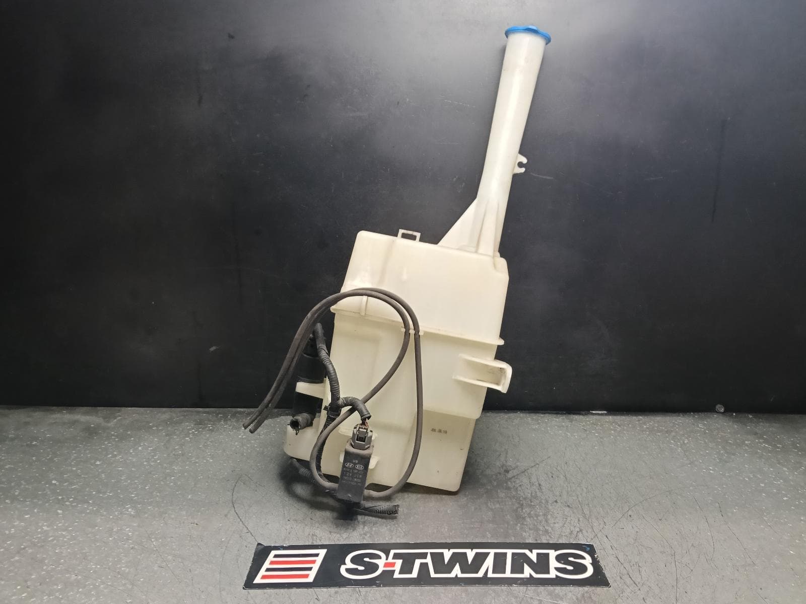 Used auto part listing image: 2014 HYUNDAI SANTA FE WASHER BOTTLE DM, W/ H/LAMP WASHER TYPE, 06/12-02/18 0000408313