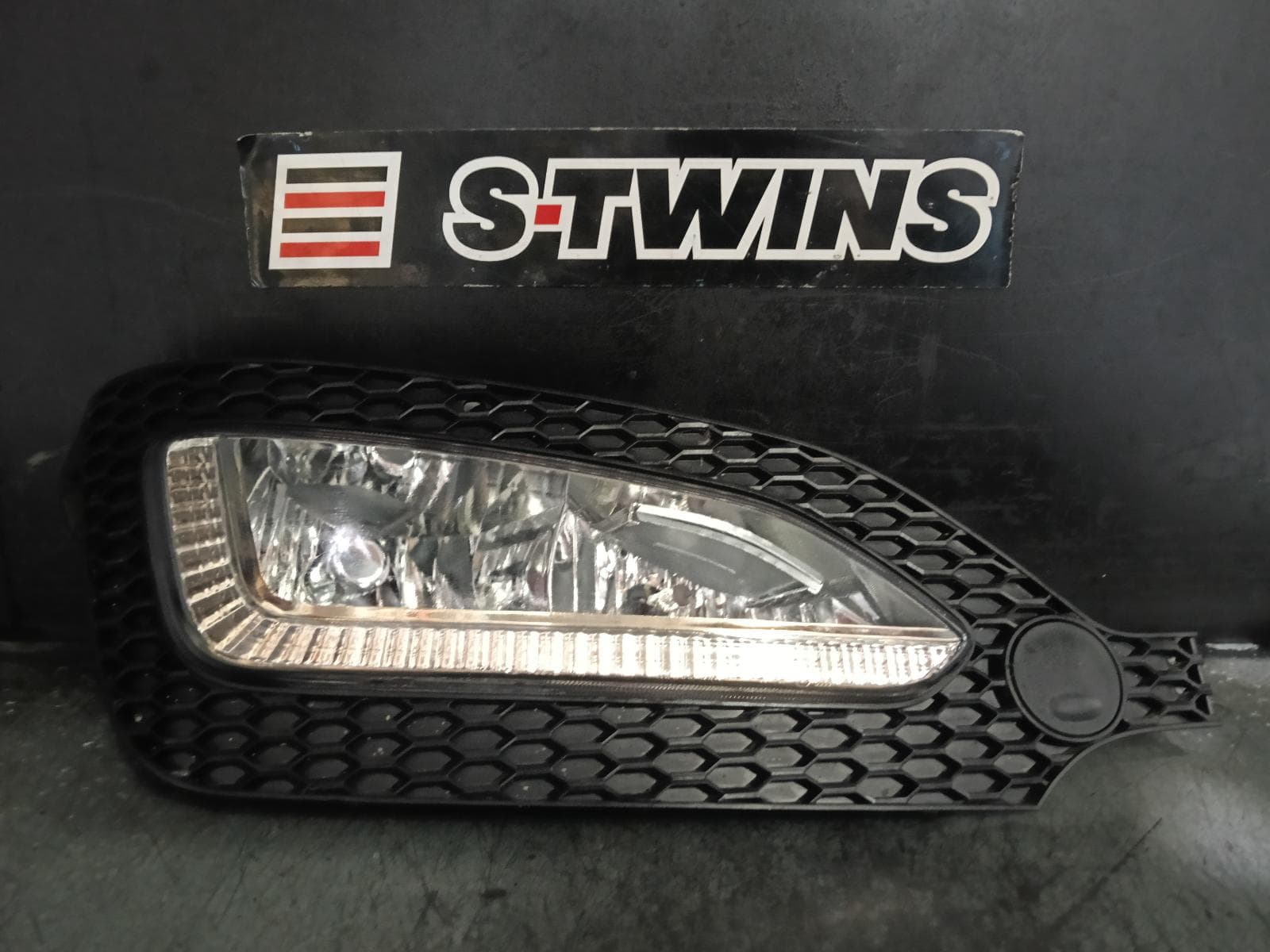 Used auto part listing image: 2014 HYUNDAI SANTA FE RIGHT INDICATOR FOG SIDE BUMPER FOGLAMP, DM, ELITE/HIGHLANDER, W/ TURNING LAMP TYPE, 06/12-08/14 0000408317