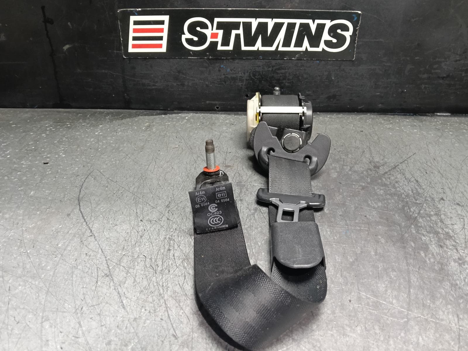 Used auto part listing image: 2014 HYUNDAI SANTA FE SEAT BELT STALK RH REAR 2ND ROW, SEAT BELT ONLY, DM, 06/12-02/18 0000408328